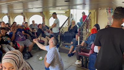 رقص بالعصا على أنغام المهرجانات في رحلة نيلية بالقناطر احتفالا بالعيد (فيديو)