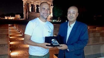 بيب جوارديولا يحضر عرض الصوت والضوء بمعبد فيلة قبل مغادرته لمصر 