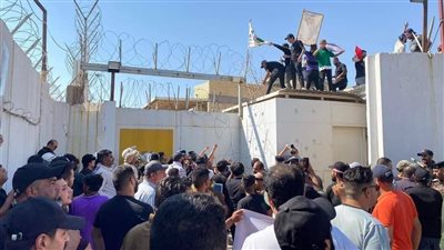لحظة اقتحام المتظاهرين لمقر السفارة السويدية في العراق (فيديو وصور)