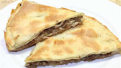 طريقة عمل الرقاق الطري باللحمة المفرومة، أكلة مميزة وأساسية في العيد