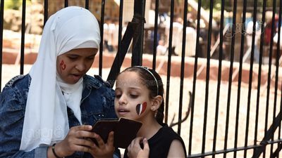 علم مصر يزين وجوه الأطفال في حديقة الحيوان