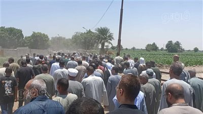 أهالي صفط بالمنيا يشيعون جثمان مدير مدرسة توفي خلال أيام العيد (صور)