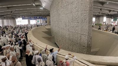 رمي الجمرات وارتفاع الحرارة الأبرز، 10 صور ترصد أول أيام التشريق بموسم الحج