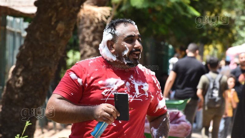 لعب زوار حديقة الحيوان