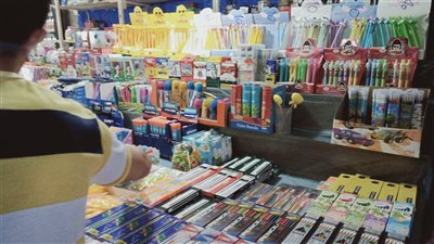 بث مباشر.. إقبال متوسط على شراء مستلزمات الدراسة في الإسكندرية