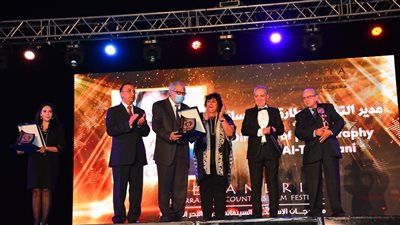 المخرج محمد عبد العزيز عن شقيقه عمر: ابني وليس أخي