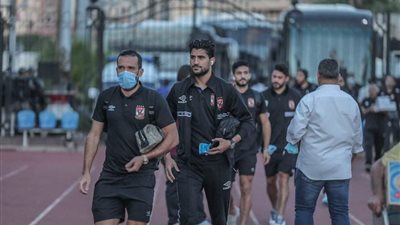 لاعبو الأهلي يصلون مقر النادي لتلقي لقاح كورونا 