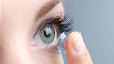 ما حكم زراعة العدسات الملونة عن طريق العمليات الجراحية؟.. الإفتاء تجيب 