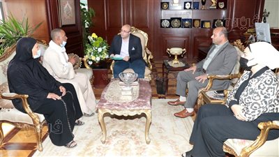 محافظ بني سويف يستقبل أسرة الشهيد يحيى محمد يحيى ويستمع لمطالبهم