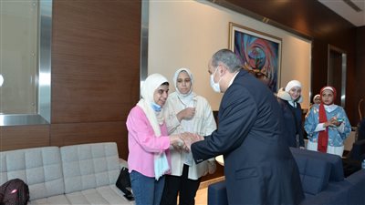 مصر للطيران تحتفل بأوائل الثانوية بتذاكر مجانية للسفر الي دبي