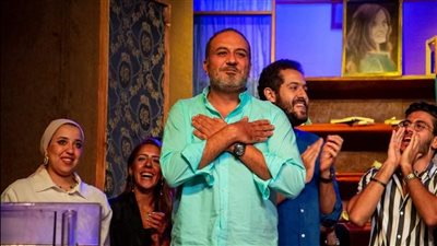 بعد الاحتفال بعيد ميلاده علي خشبة المسرح.. خالد سرحان: من غير حب الناس مقدرش أعيش