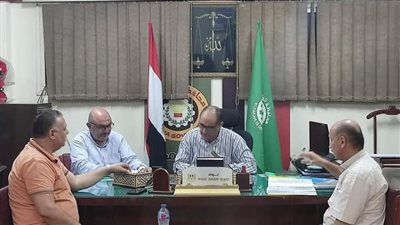 رئيس حي غرب المنصورة يتابع الأعمال الإدارية بالفترة المسائية|صور 