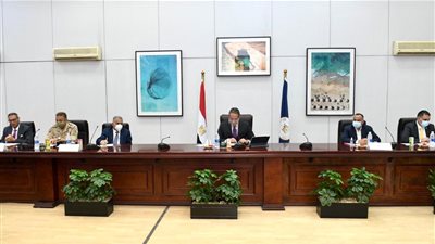 الآثار: انتهاء تثبيت جميع القطع الأثرية بالدرج العظيم بالمتحف الكبير