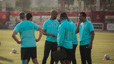 موسيماني يجتمع باللاعبين والجهاز الفني قبل مران الأهلي