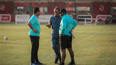 عبد الحفيظ يجتمع مع موسيماني على هامش تدريبات الأهلي