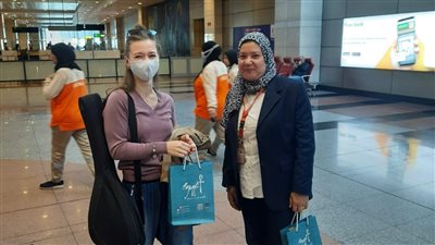 مطار القاهرة يحتفل بيوم السياحة العالمي بالهدايا التذكارية للمسافرين