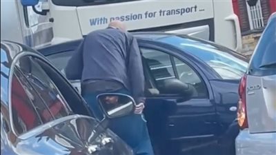 نقص البنزين يشل بريطانيا.. ومشاجرة بالأسلحة البيضاء داخل محطة وقود | صور