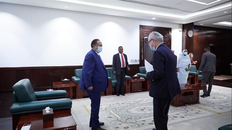 حمدوك يستقبل المبعوث