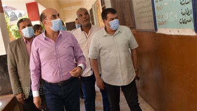 محافظ أسوان يكافىء مدير مدرسة والعاملين لقيامهم بأعمال صيانة بأنفسهم | صور