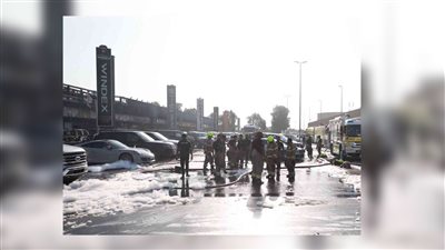 السيطرة على حريق دمر 8 معارض للسيارات بدبي