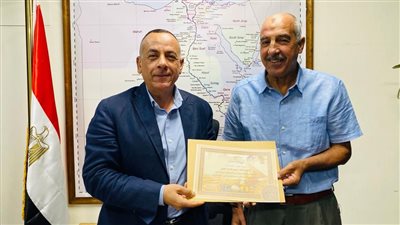 بمكافأة مالية.. الآثار تكرم عاملًا عثر على لوحة نادرة داخل أرضه بالإسماعيلية