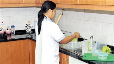 بصقت بالإبريق.. سجن خادمة فلبينية قدمت ماء المرحاض لأسرة تعمل لديها