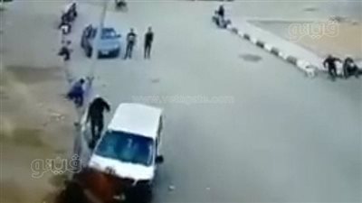 طلع لهم على الرصيف.. لحظة اصطدام 