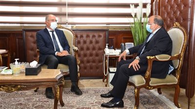 وزير التنمية المحلية يبحث الموقف التنفيذي لمبادرة 