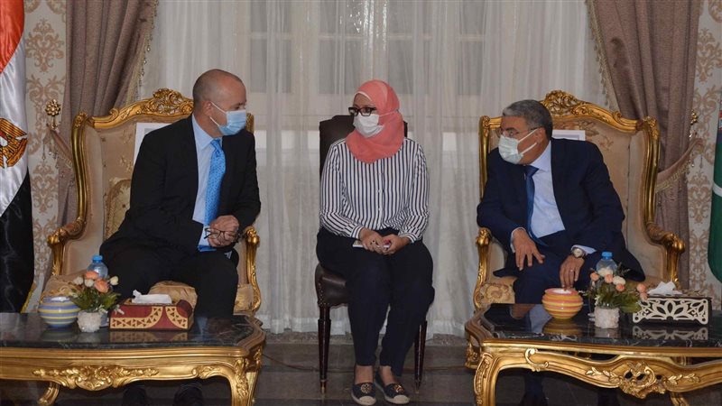 محافظ المنيا والسفير