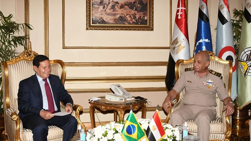 وزير الدفاع الفريق