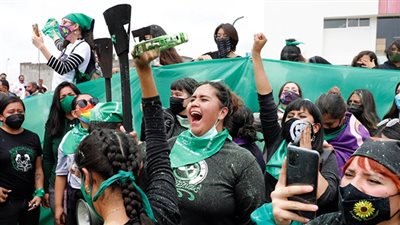 إصابة العشرات في مسيرة نسوية دعما للإجهاض في المكسيك