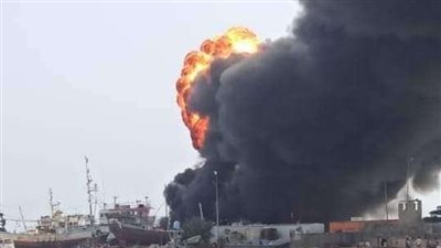 حريق هائل يلتهم ميناء الشحر شرق اليمن | صور