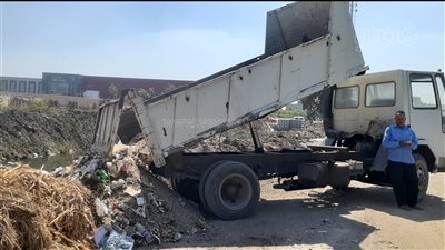 أهالي سبرباي بالغربية: سيارات مجلس مدينة طنطا تلقى القمامة على مصرف القرية | صور 