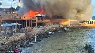 صيادون يمارسون هوايتهم بجوار حريق جليم الهائل.. ومغردون: آخر روقان 