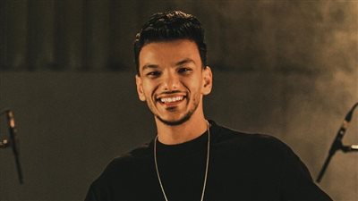 حودة بندق يحتفل بتصدره قائمة الأكثر استماعًا مع عمرو دياب: الهضبة صديقي