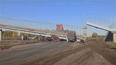 شاهد| ماذا فعل انهيار جسر مشاة فوق سيارتين في روسيا؟