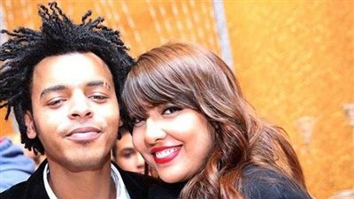 أوكا يغازل مي كساب أثناء تصوير أحد أعماله الفنية (فيديو)