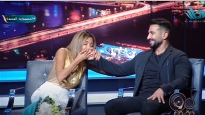 أحمد سعد يغني لزوجته 