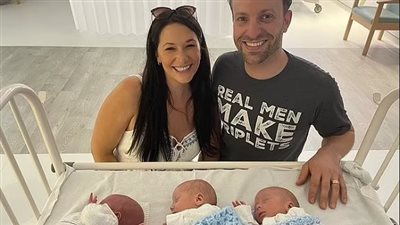 حالة نادرة تتكرر كل 200 مليون مرة.. بريطانية تنجب 3 توائم يشتركون في نفس المشيمة|صور