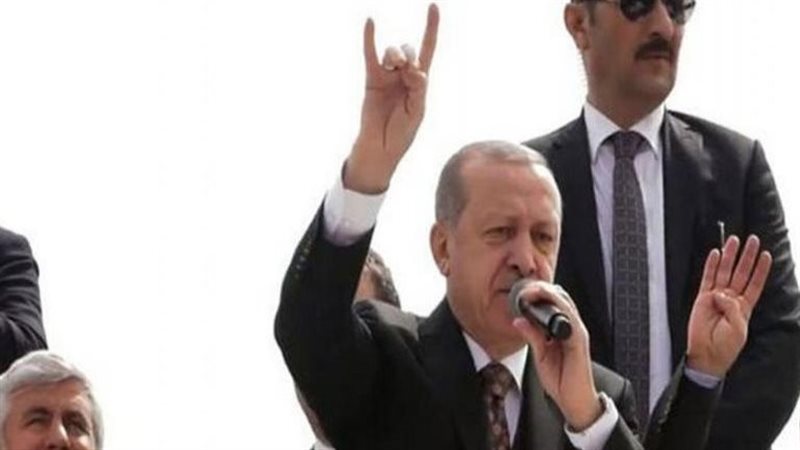 أردوغان وهو يلوح