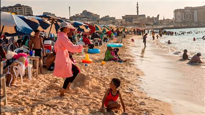 استمرار التوافد على شواطئ مطروح بعد انتهاء الصيف رسميا |فيديو