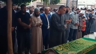 الرئيس السيسي وجه بعلاجها قبل وفاتها.. تشييع جثمان الطفلة منة الله ضحية الدهس بأسيوط | فيديو 