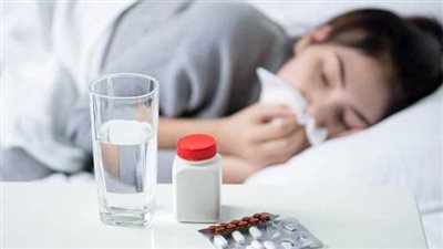 طبيب مناعة يحذر من تناول مضادات حيوية حال الإصابة بالعدوى الفيروسية ويكشف السبب