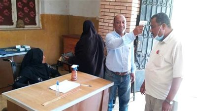 محافظ أسوان يشدد على مسؤولي المحليات لمتابعة مواعيد غلق المحلات