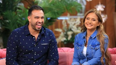 نيللي كريم تفاجئ زوجها على الهواء.. وهشام عاشور يقابلها بالأحضان والقبلات | فيديو