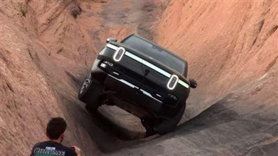 ريفيان R1T البيك اب الكهربائية تستعرض قدراتها (فيديو)