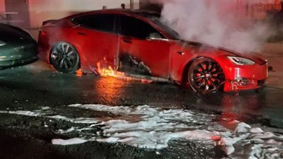 تيسلا موديل S P100D تحترق بالكامل في مركز خدمة بجورجيا | صور