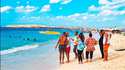 فرحة ولعب وضحك.. الإقبال على شواطئ مطروح مع الأجواء الخريفية |فيديو