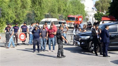 الأمن التونسي يغلق الشوارع لمنع نواب الإخوان من اقتحام البرلمان | صور