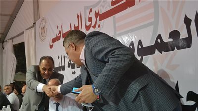رئيس الإدارة المركزية للأداء الرياضي يتابع فرز الأصوات بانتخابات بلدية المحلة| صور